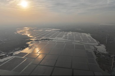 三峡能源安徽阜阳南部风光储/电基地650MW水上漂浮光伏项目全容量并网发电